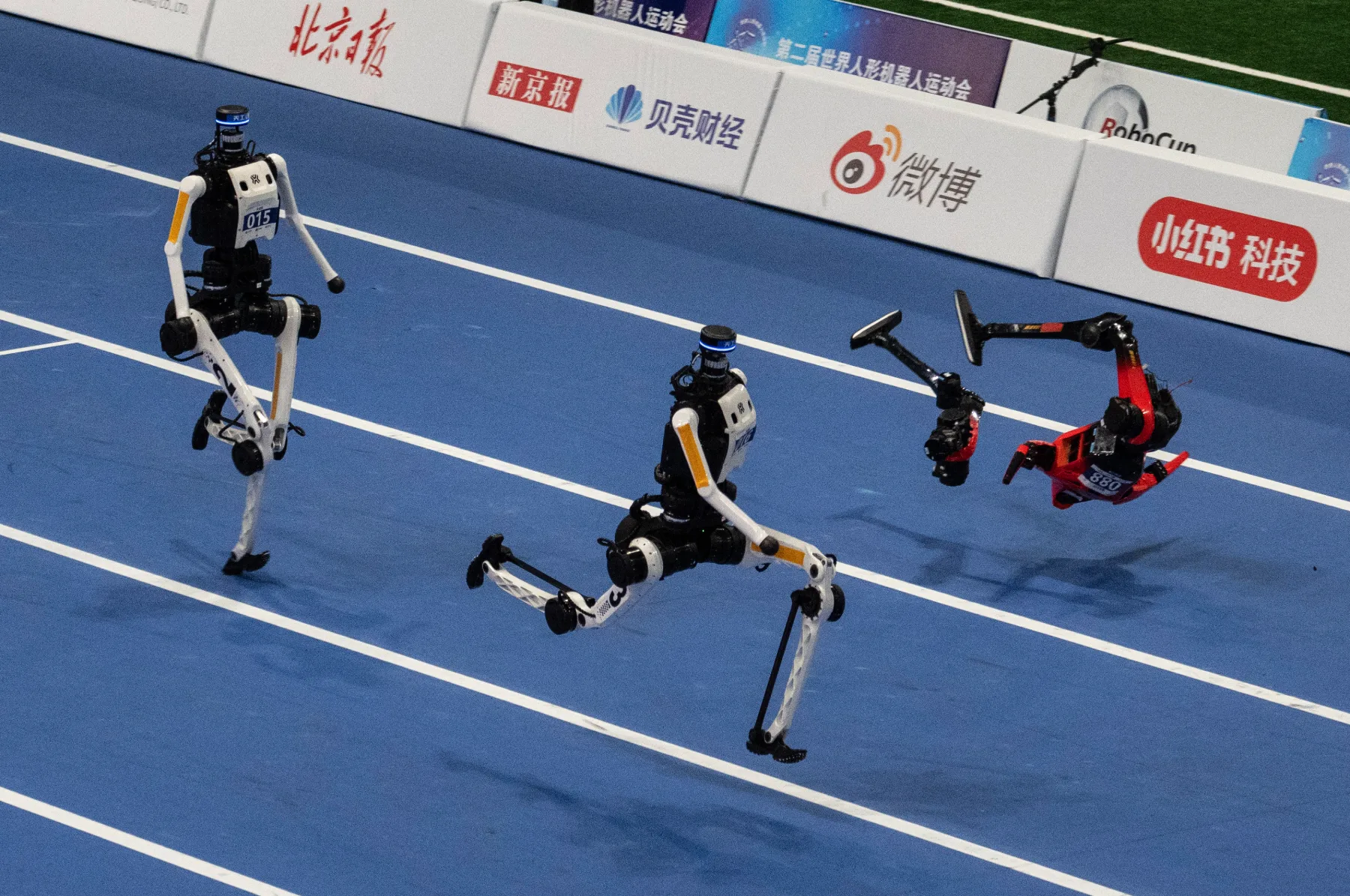 Svetovne igre humanoidnih robotov v Pekingu: Šprinterski rekordi, ognjeni spektakel in kruta realnost avtonomije